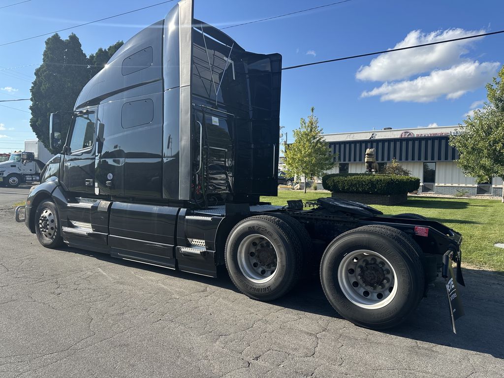 Slide images of 2021 VOLVO VNL64T760