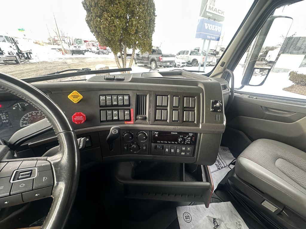 Slide images of 2021 VOLVO VNL64T760