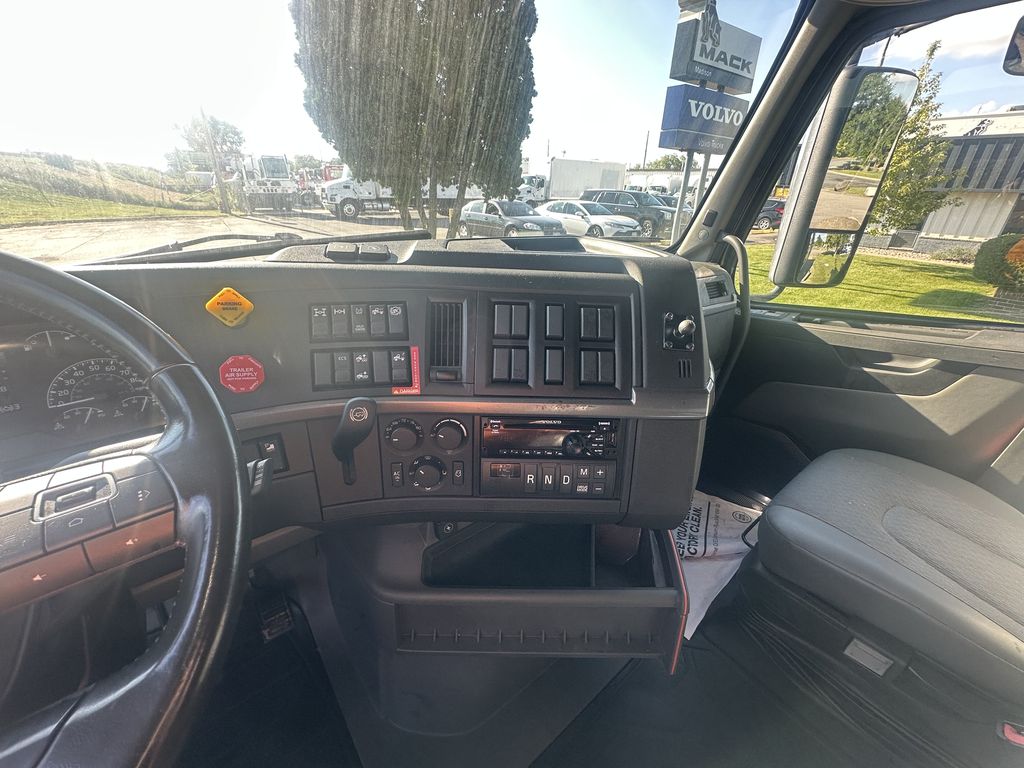 Slide images of 2021 VOLVO VNL64T760