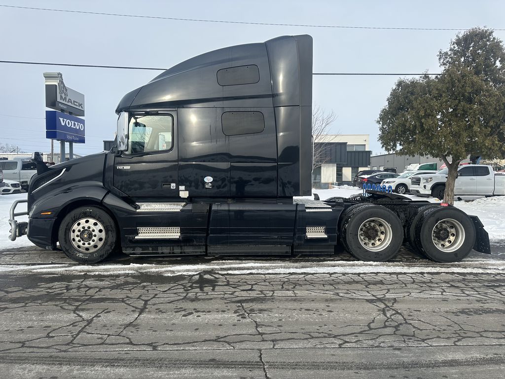 Slide images of 2021 VOLVO VNL64T760