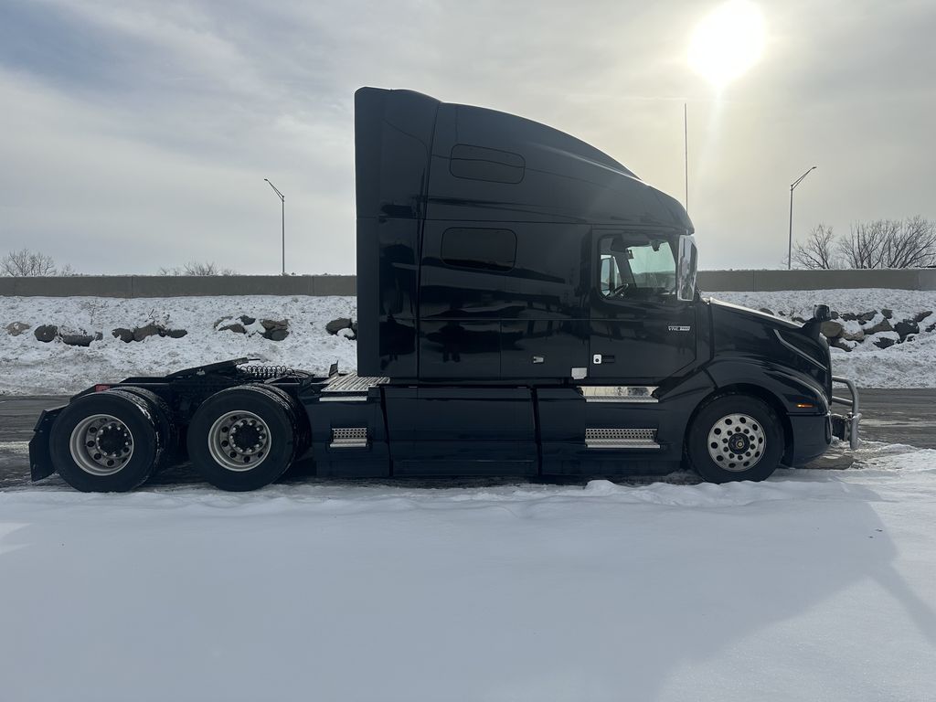 Slide images of 2021 VOLVO VNL64T760