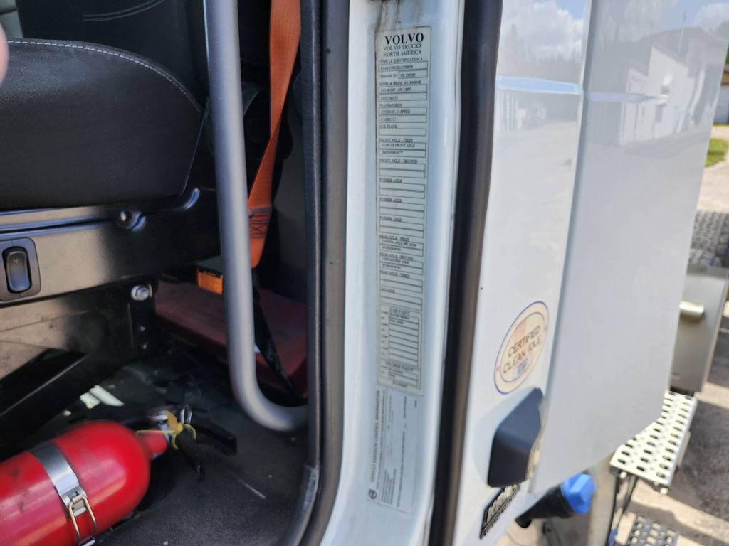 Slide images of 2020 VOLVO VNR