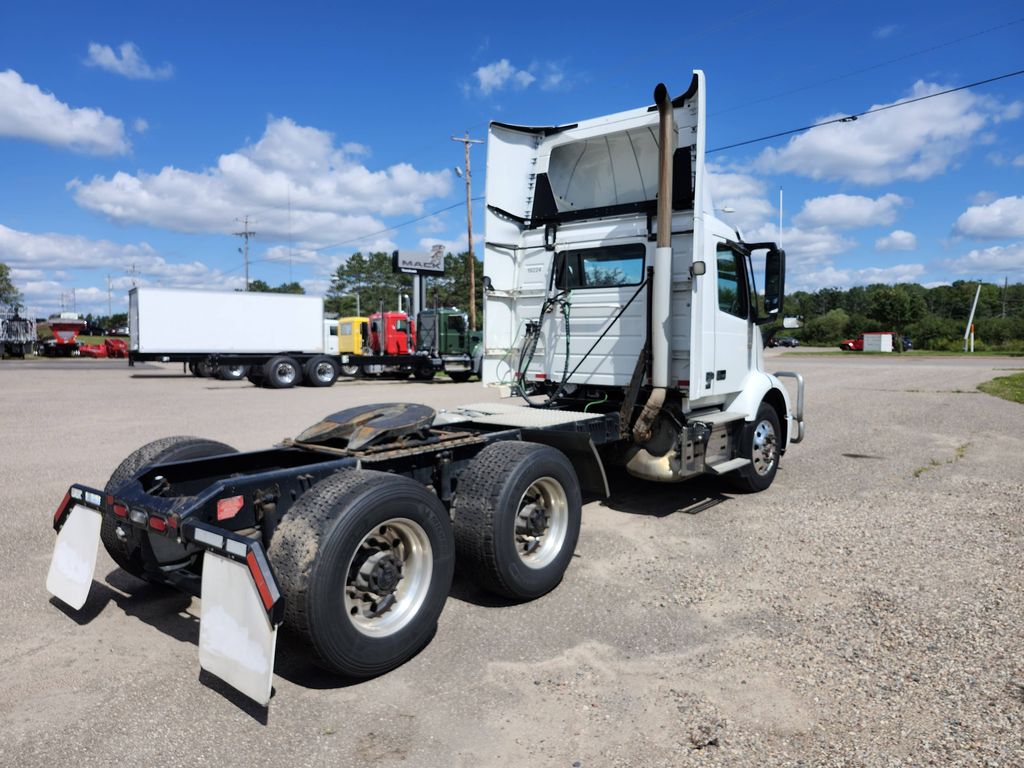 Slide images of 2020 VOLVO VNR