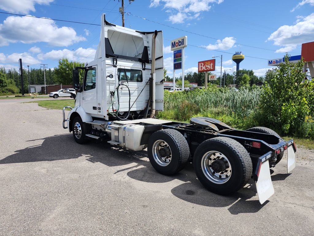 Slide images of 2020 VOLVO VNR