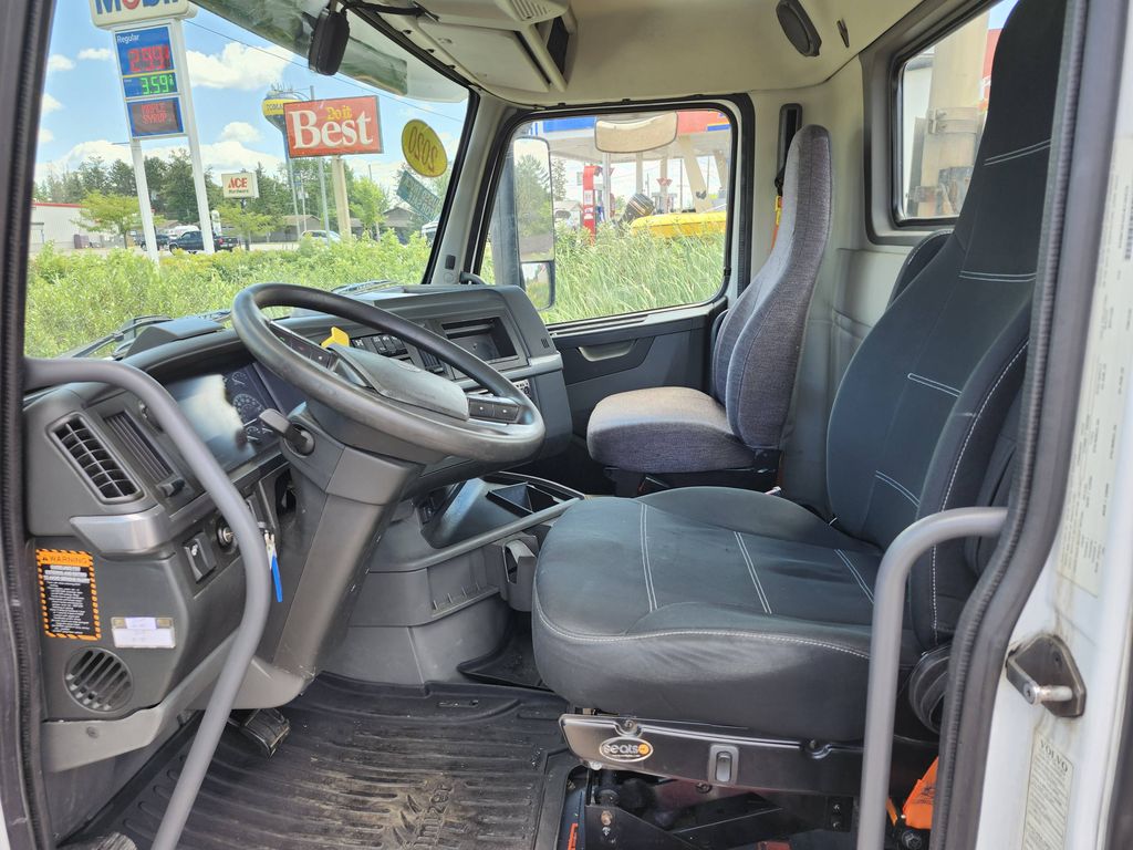 Slide images of 2020 VOLVO VNR