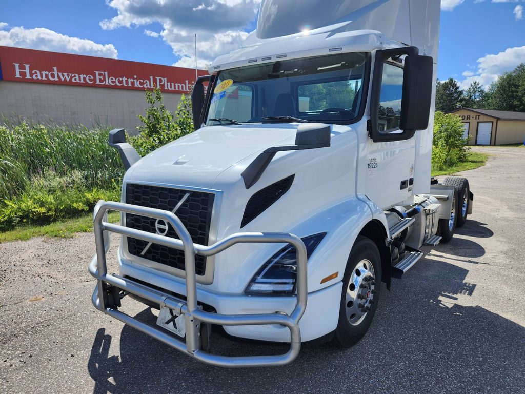 Slide images of 2020 VOLVO VNR