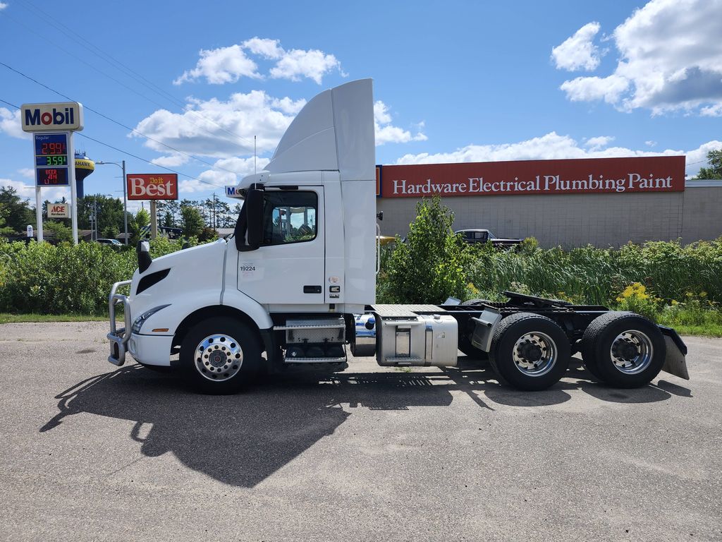 Slide images of 2020 VOLVO VNR