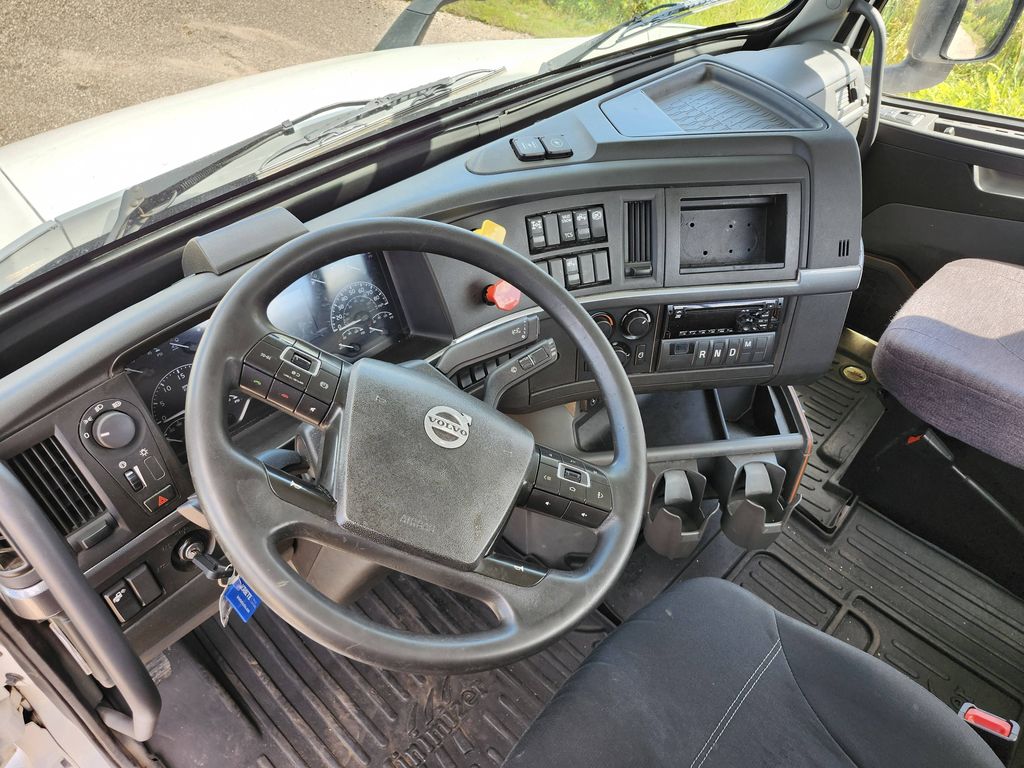 Slide images of 2020 VOLVO VNR