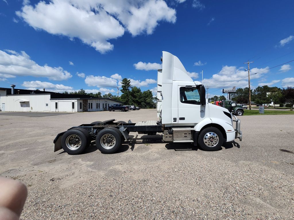 Slide images of 2020 VOLVO VNR