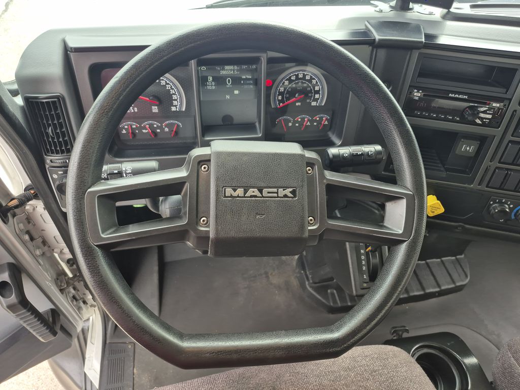 Slide images of 2021 MACK MD642
