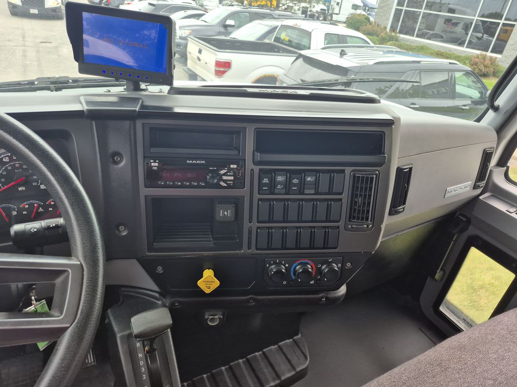 Slide images of 2021 MACK MD642