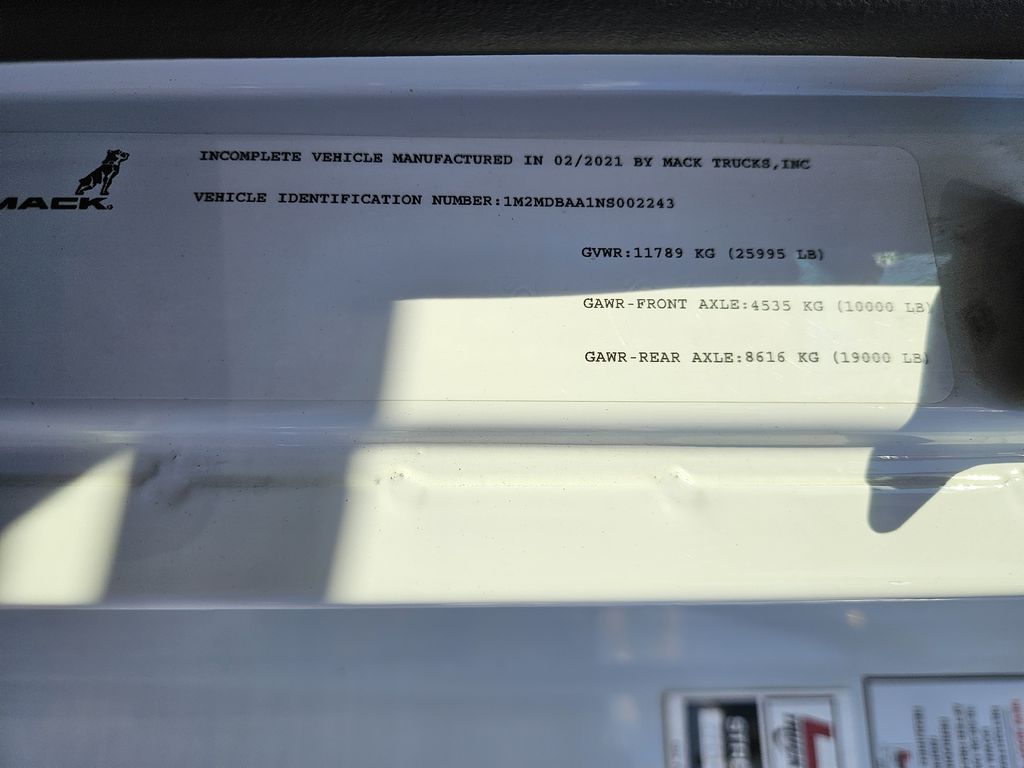 Slide images of 2022 MACK MD642