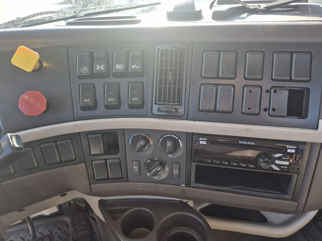 Slide images of 2017 VOLVO VN