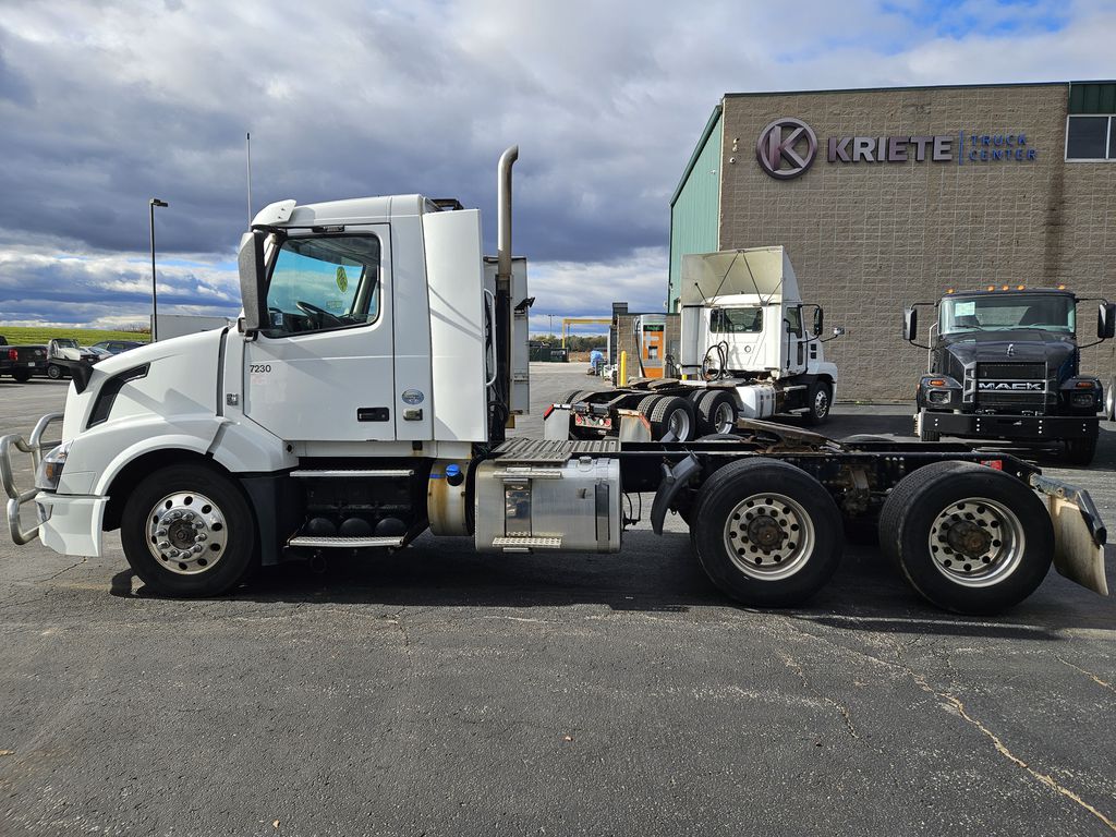 Slide images of 2017 VOLVO VN