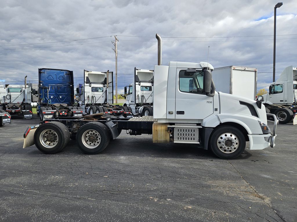 Slide images of 2017 VOLVO VN