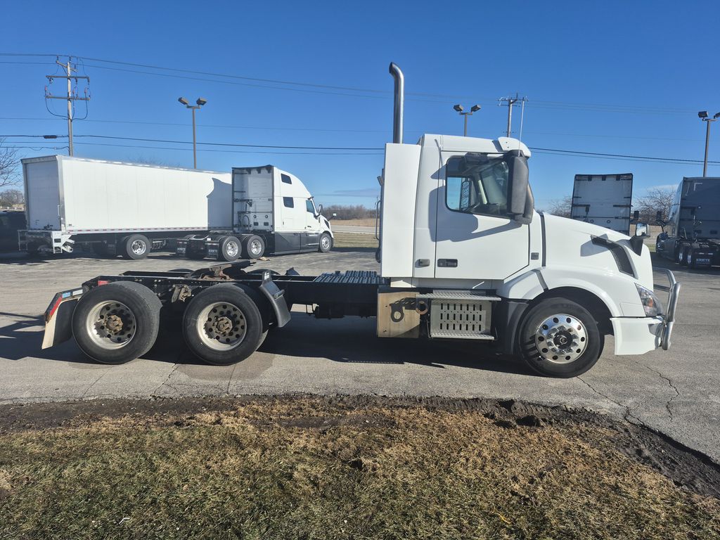 Slide images of 2017 VOLVO VN