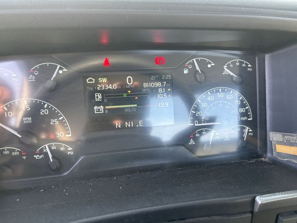 Slide images of 2019 VOLVO VNR