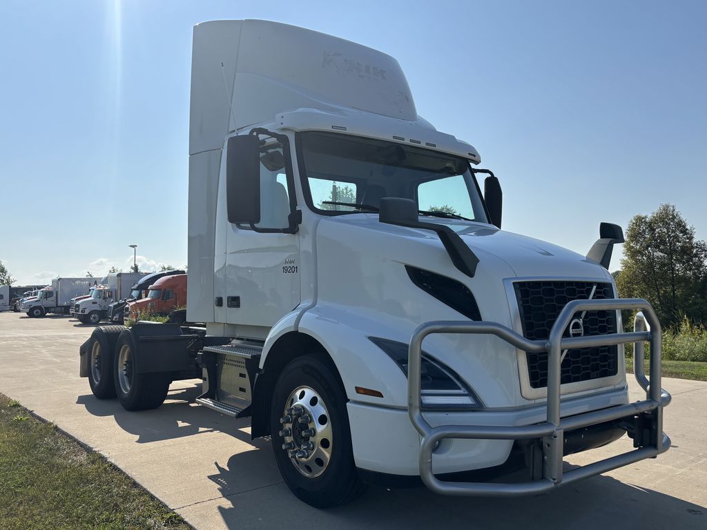 Slide images of 2019 VOLVO VNR