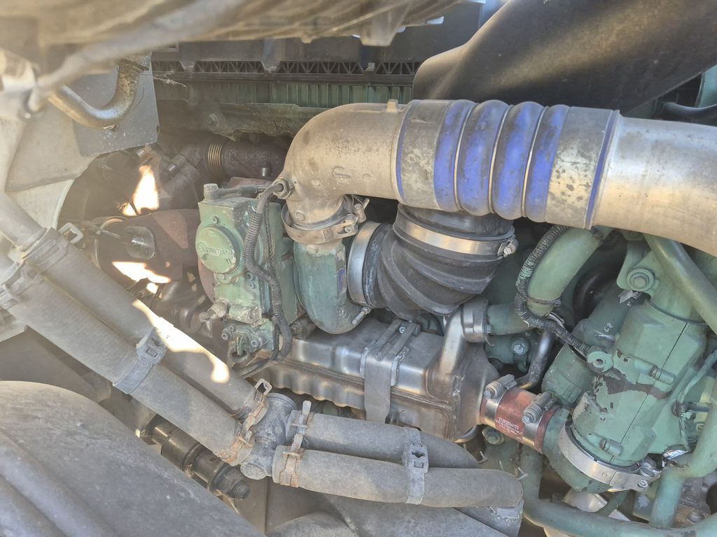 Slide images of 2019 VOLVO VNR