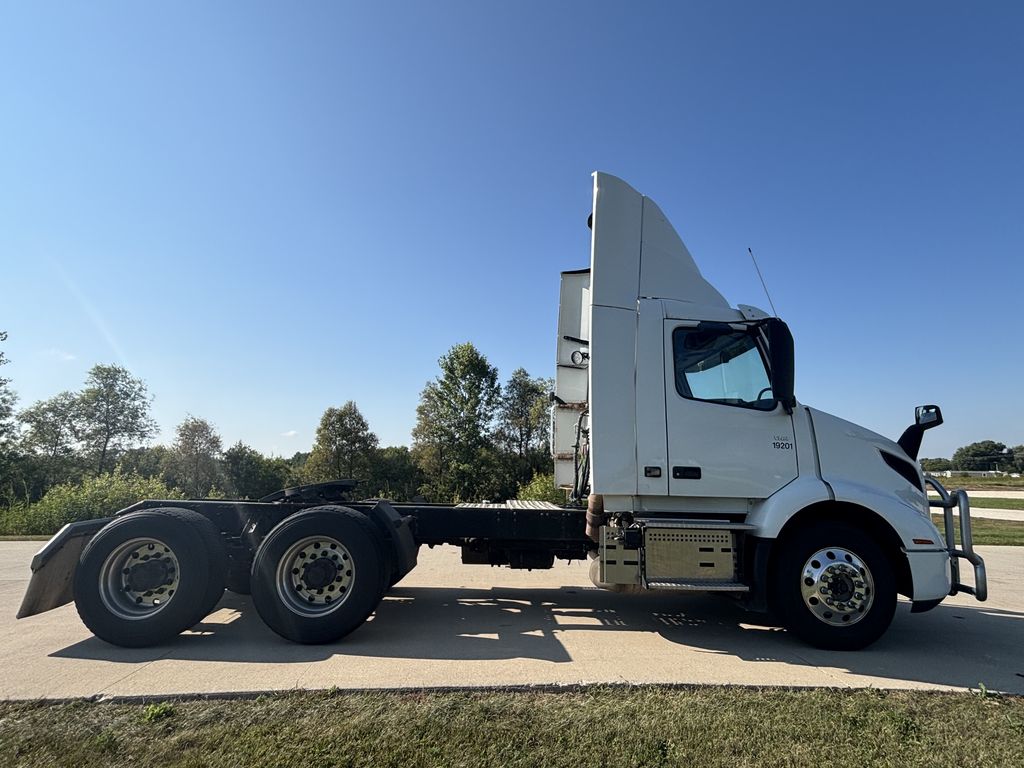 Slide images of 2019 VOLVO VNR