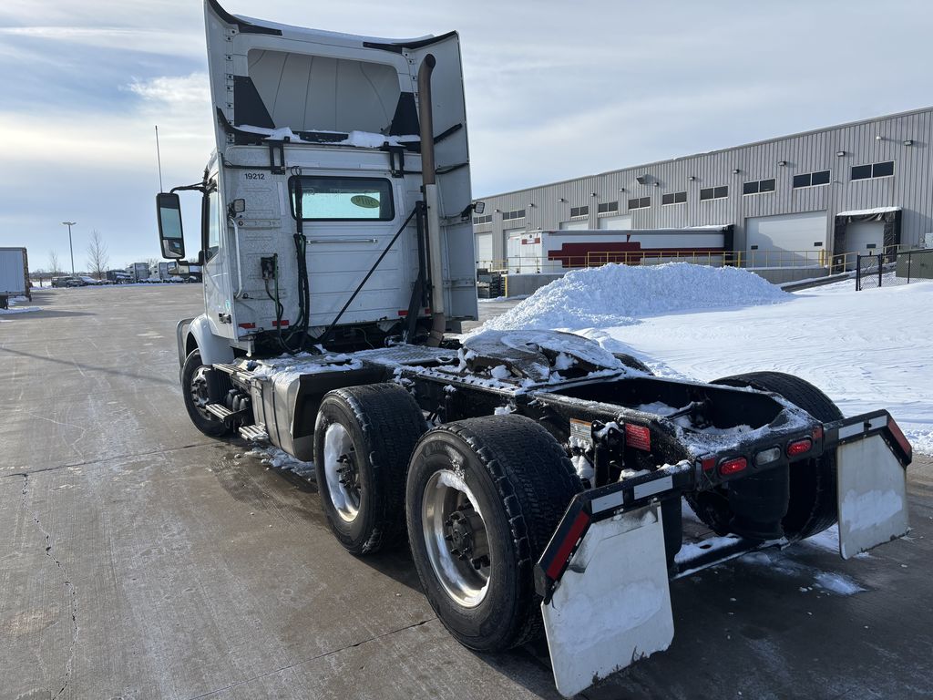Slide images of 2019 VOLVO VNR