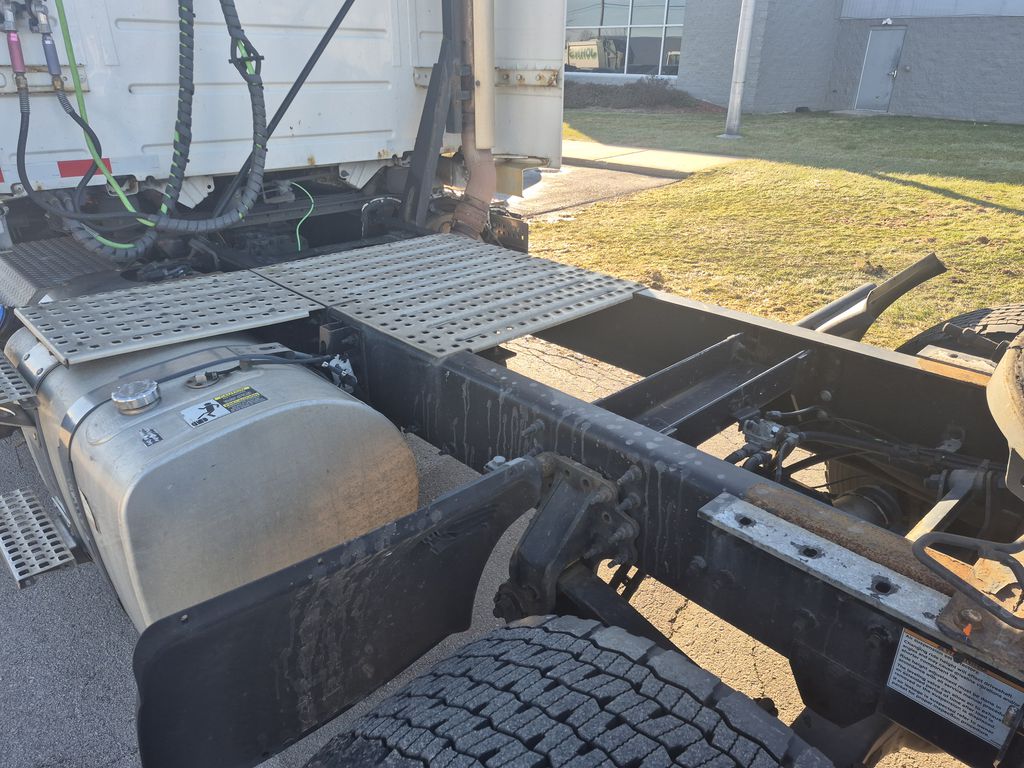 Slide images of 2019 VOLVO VNR