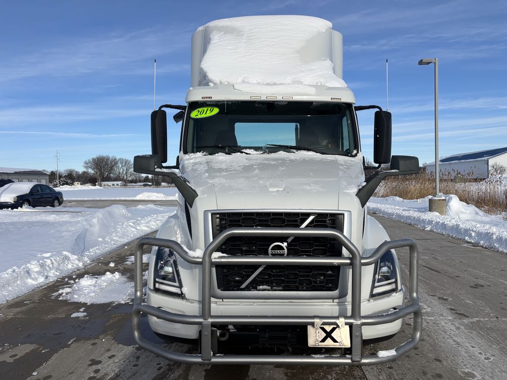 Slide images of 2019 VOLVO VNR