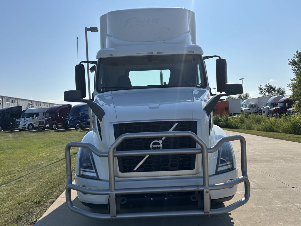 Slide images of 2019 VOLVO VNR
