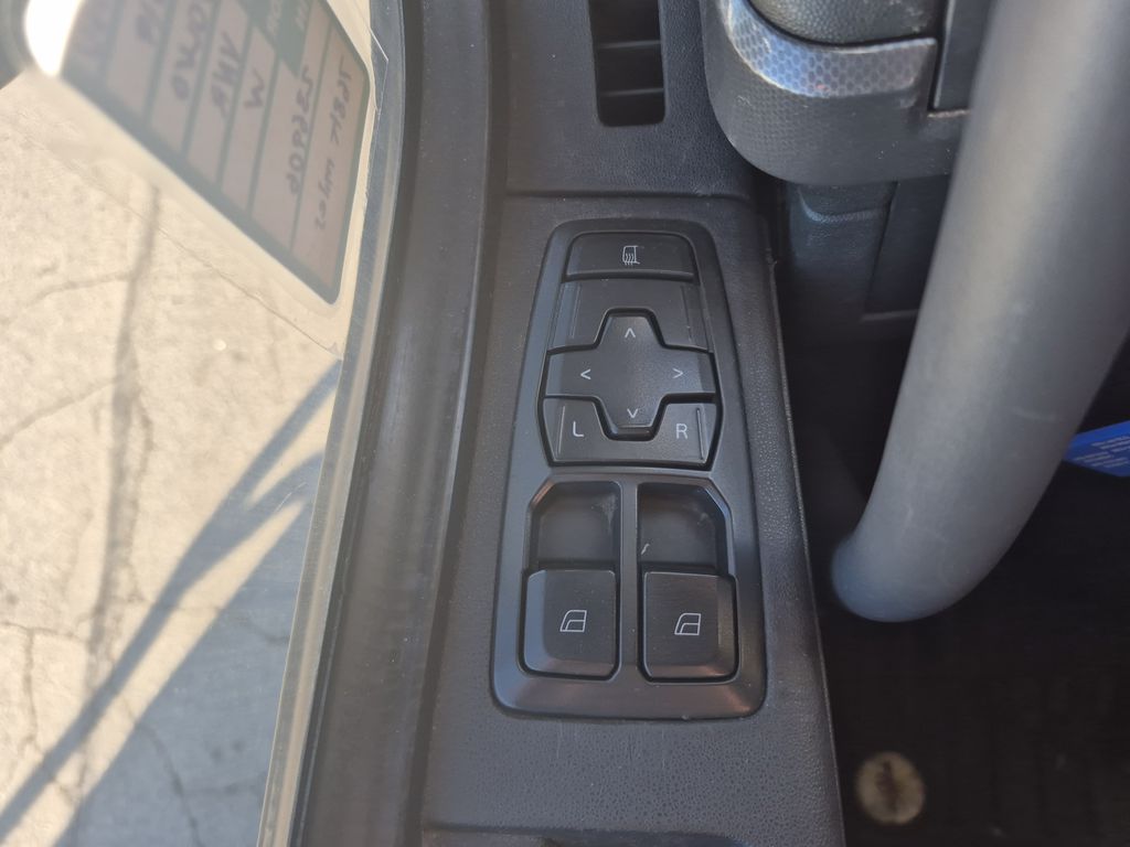 Slide images of 2019 VOLVO VNR