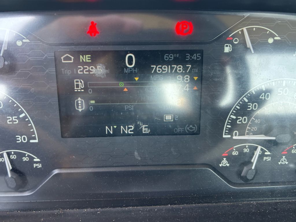 Slide images of 2019 VOLVO VNR