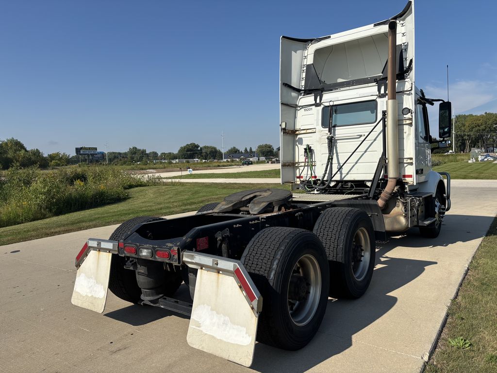 Slide images of 2019 VOLVO VNR