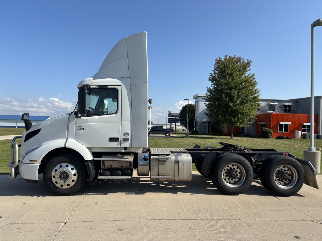Slide images of 2019 VOLVO VNR