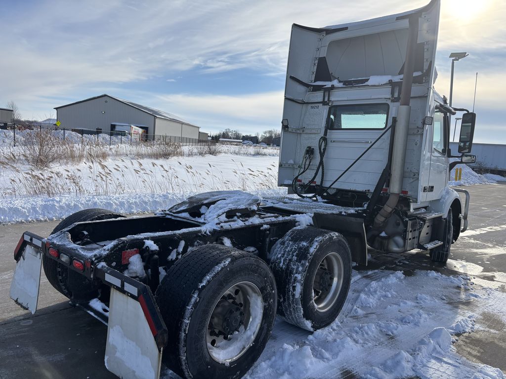 Slide images of 2019 VOLVO VNR