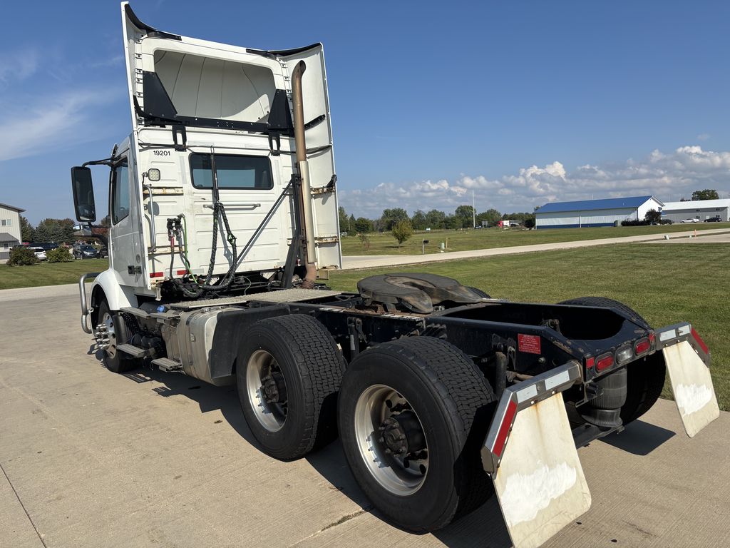Slide images of 2019 VOLVO VNR