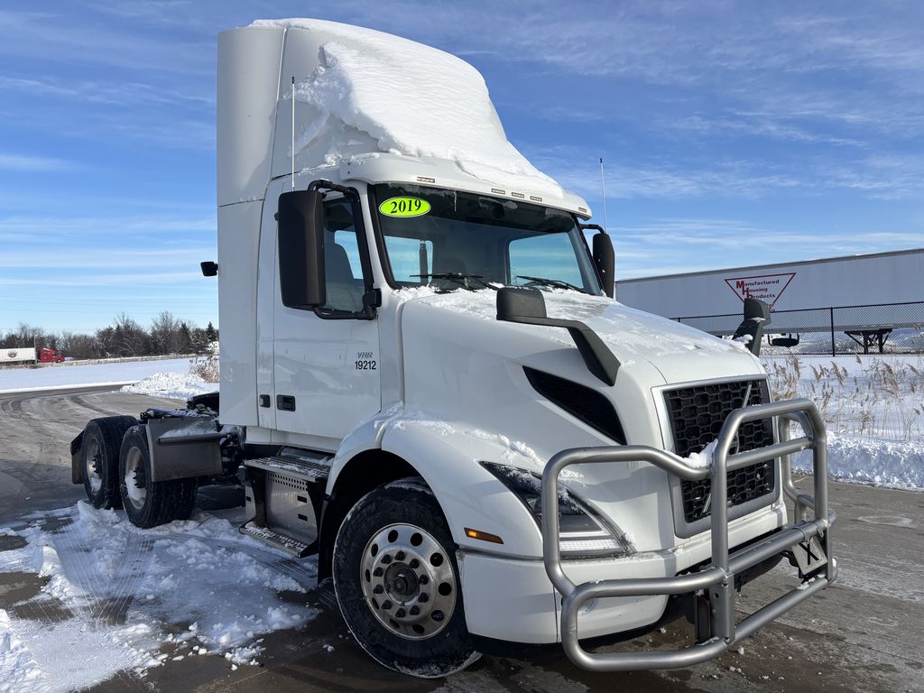 Slide images of 2019 VOLVO VNR