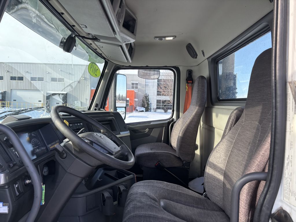 Slide images of 2019 VOLVO VNR