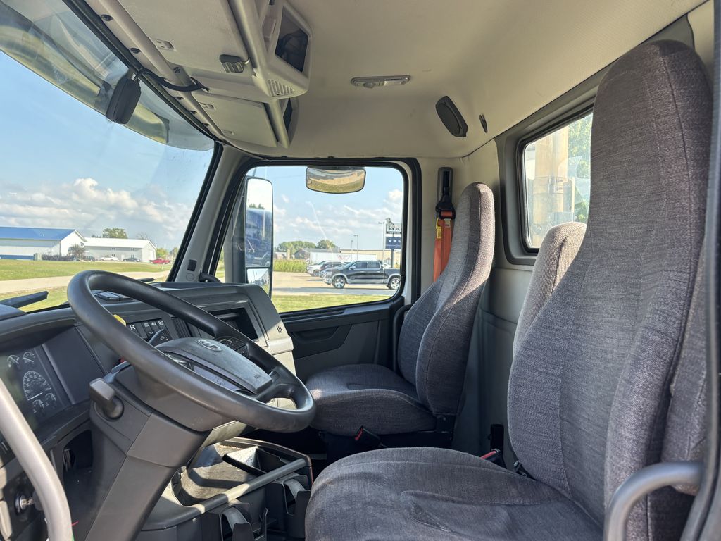 Slide images of 2019 VOLVO VNR