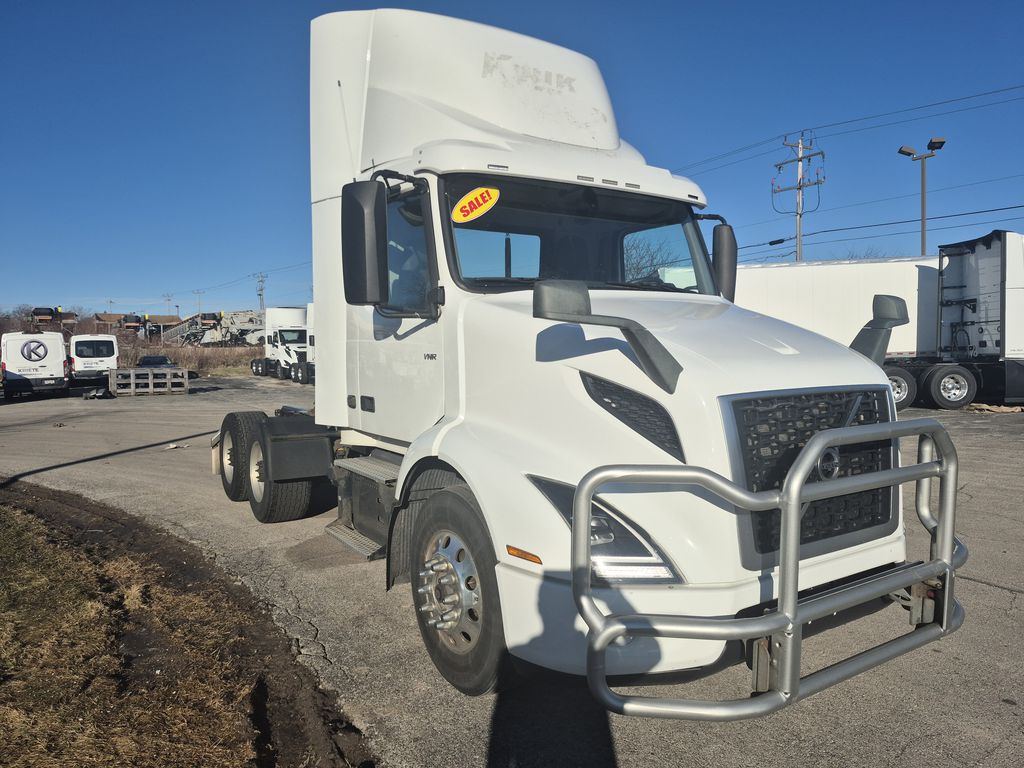 Slide images of 2019 VOLVO VNR