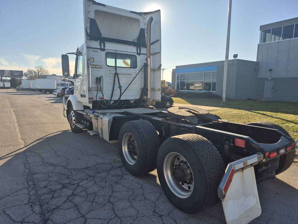 Slide images of 2019 VOLVO VNR