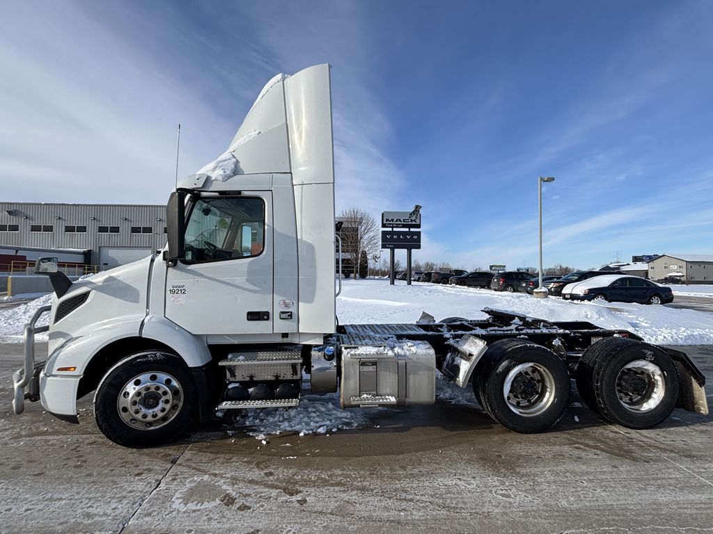 Slide images of 2019 VOLVO VNR