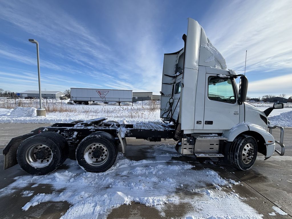 Slide images of 2019 VOLVO VNR
