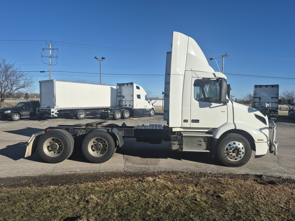 Slide images of 2019 VOLVO VNR