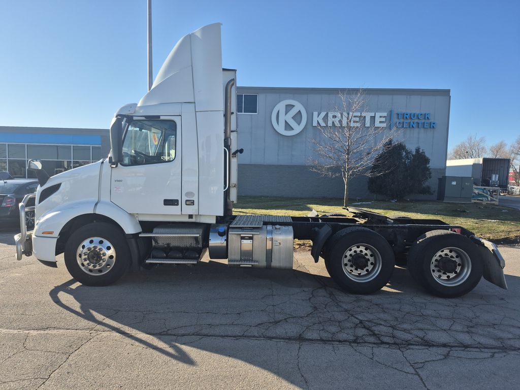 Slide images of 2019 VOLVO VNR