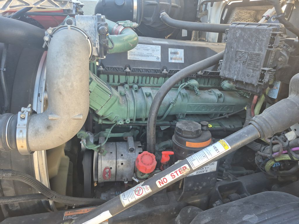 Slide images of 2019 VOLVO VNR