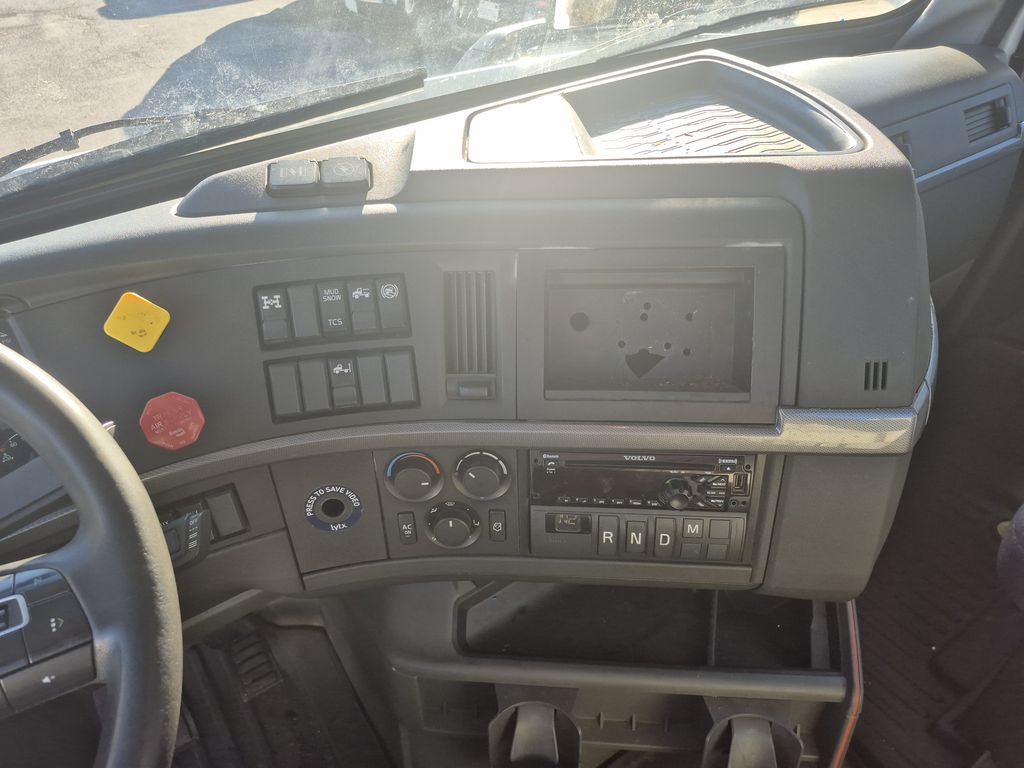 Slide images of 2019 VOLVO VNR