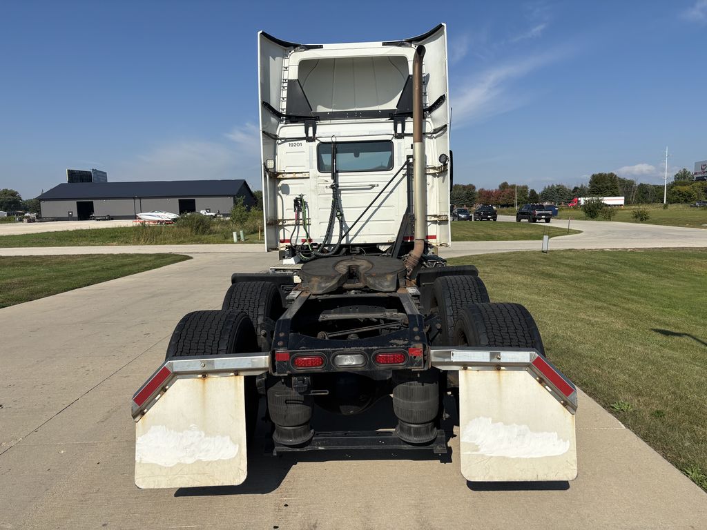 Slide images of 2019 VOLVO VNR