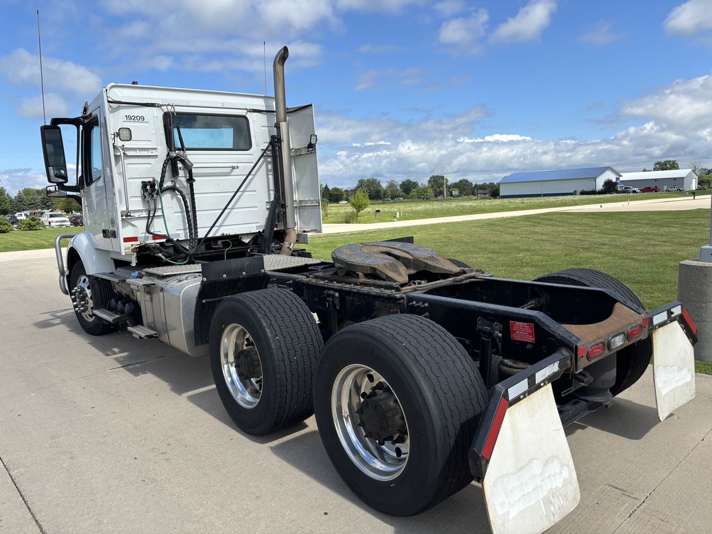 Slide images of 2019 VOLVO VNR