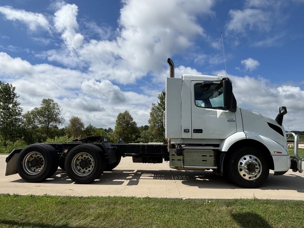 Slide images of 2019 VOLVO VNR