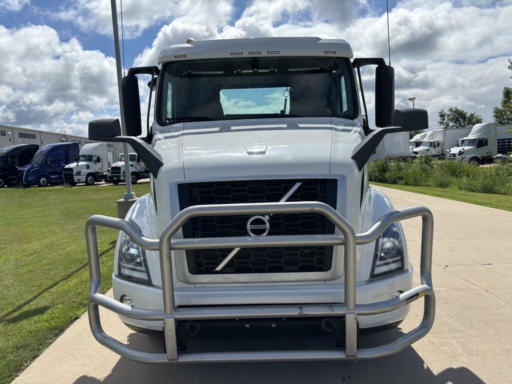 Slide images of 2019 VOLVO VNR