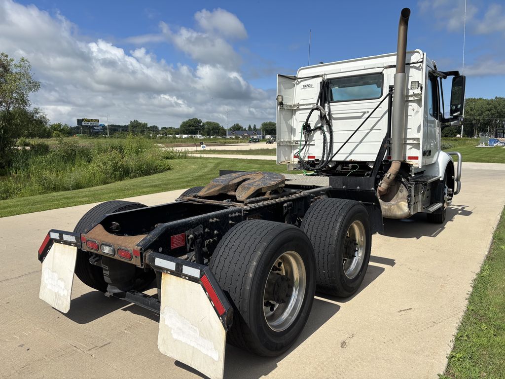 Slide images of 2019 VOLVO VNR